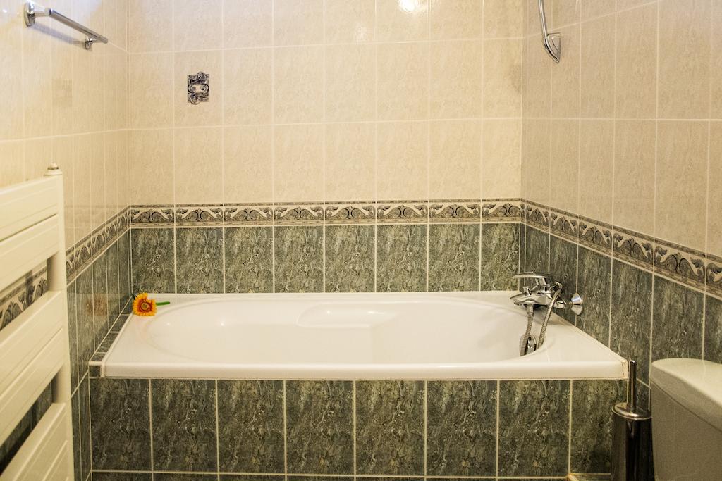Family Hotel Elegance Arbanaszi Kültér fotó