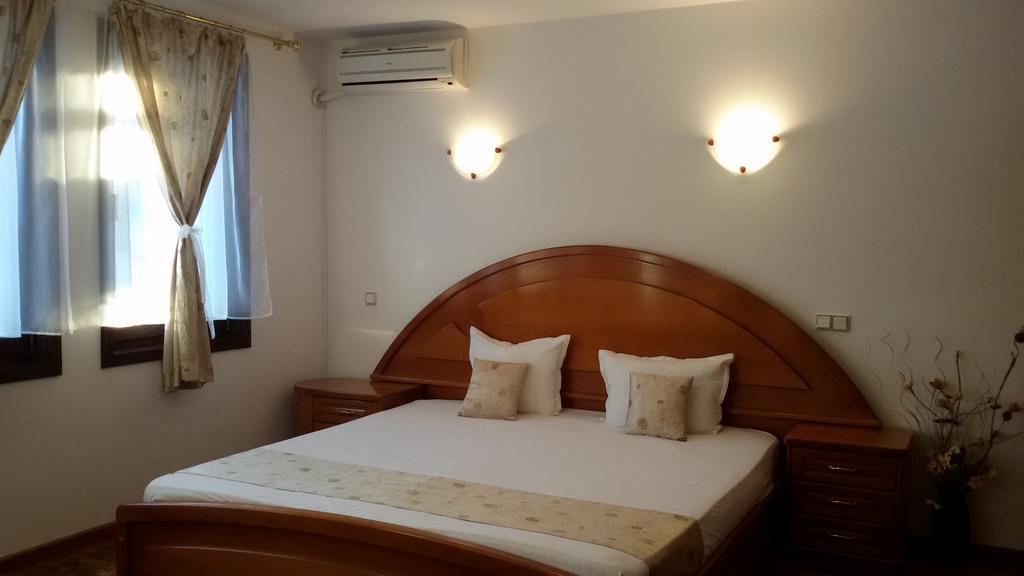 Family Hotel Elegance Arbanaszi Kültér fotó