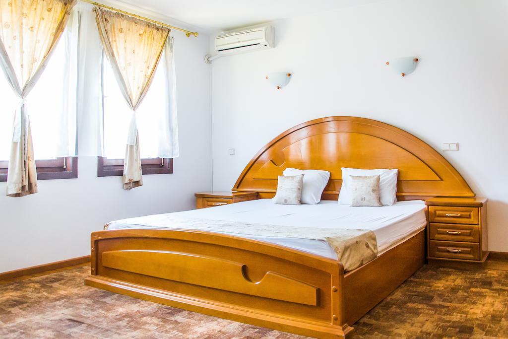 Family Hotel Elegance Arbanaszi Kültér fotó